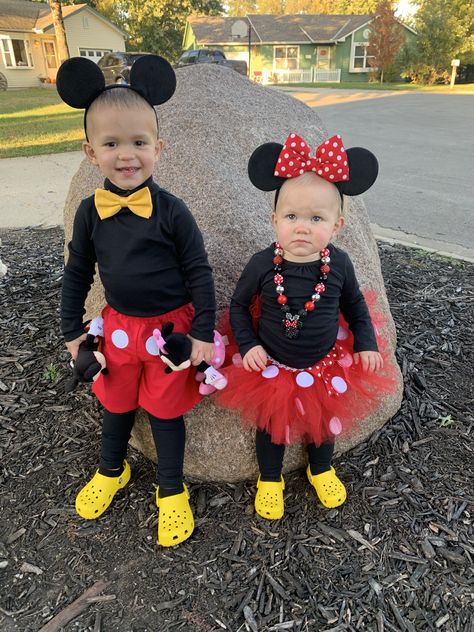 Diy Minnie And Mickey Costumes, Minnie Mouse Costume For Baby, Mickey Halloween Family Costume, Baby Girl Minnie Mouse Costume, Mickey And Mini Mouse Costume, Mickey Mouse Costume Baby, Family Costume Mickey Mouse, Mickey And Minnie Mouse Halloween Costume, Kids Mickey Mouse Costume