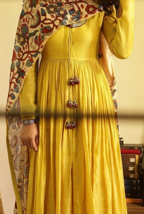 Designer Dresses Indian Salwar Kameez, Kurti Models, New Dress Pattern, Kalamkari Dresses, Designer Anarkali Dresses, Designer Kurti Patterns, Long Gown Dress, Long Dress Design, Indian Fashion Saree