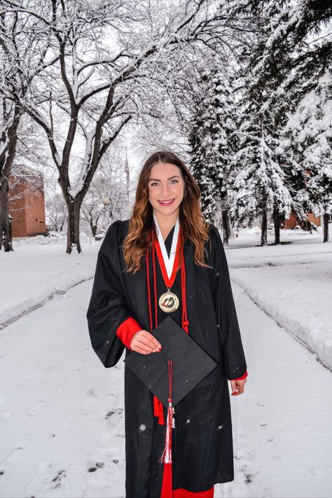 Winter Graduation Outfit College, Winter Graduation Pictures, College Graduation Pictures Outfits, Senior Pictures Winter, Graduation Senior Pictures, Winter Graduation Outfit, Graduation Pictures Outfits, Graduation Pictures College, Winter Graduation