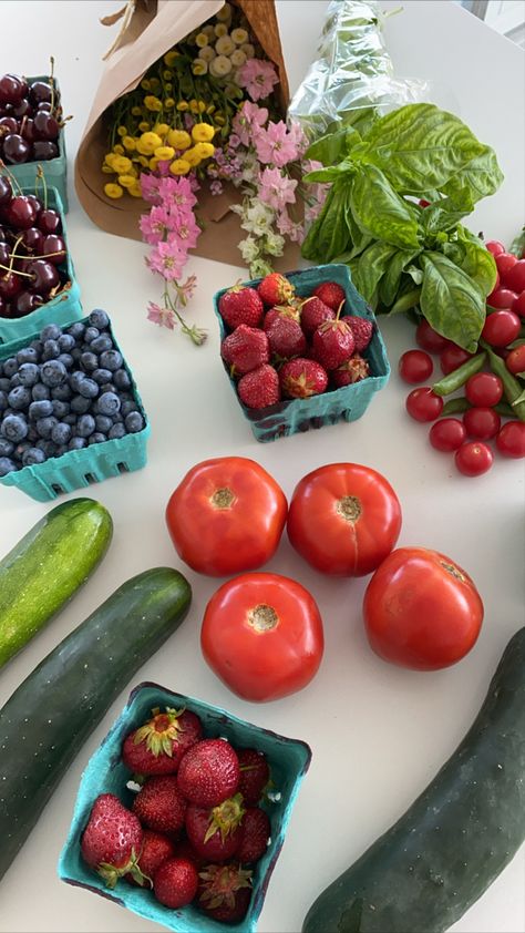 Farmers Market Haul, Fresh Off The Market, Farmers Market Haul Aesthetic, Couple Farmers Market, Farmers Market Aesthetic Instagram, Farmers Market Food, Farmers Market Vegetables, May Produce, Farmers Market Berries