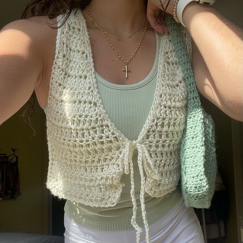 Crochet cream cardigan! Wine Selfie, Crochet Vest Outfit, Reading Friends, Aesthetic Pants, Grey Outfits, Crocheted Cardigan, Cardigan Handmade, Knit Clothing, Crochet Top Outfit