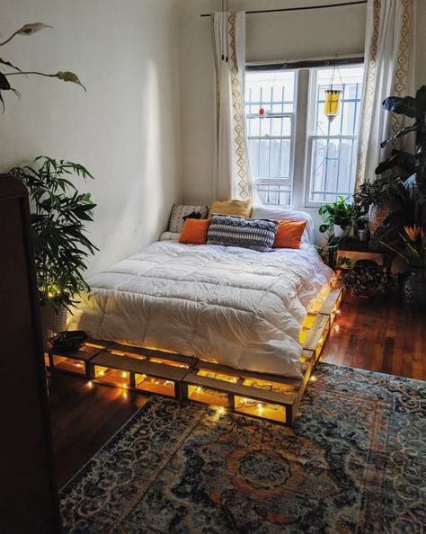 Bed Idea, Urban Boho, Diy Pallet Bed, Attic Room, Pallet Bed, Uni Room, Loft Room, Redecorate Bedroom, Cozy Room Decor