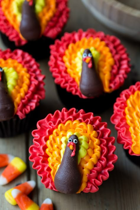 Try making some Thanksgiving cupcakes for some delicious desserts that everyone will enjoy. We love this turkey cupcake idea for the kids! Desserts Pie, Delicious Thanksgiving Desserts, Easy Thanksgiving Dessert Recipes, Dessert Thanksgiving, Thanksgiving Desserts Kids, Turkey Cupcakes, Thanksgiving Cupcakes, Fun Thanksgiving Desserts, Thanksgiving Desserts Easy