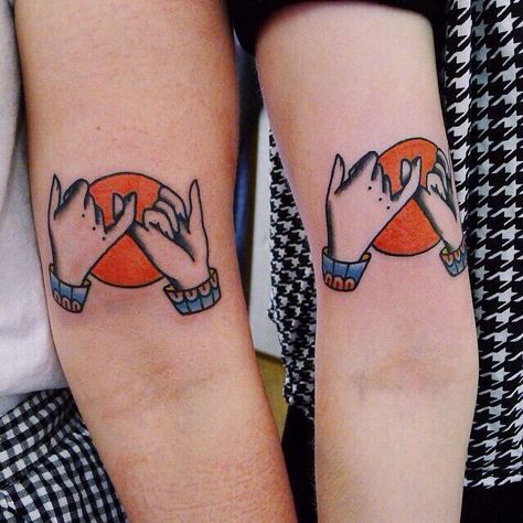 Traditional best friend matching tattoo First Time Tattoos, Yin En Yang, Promise Tattoo, Tattoo Placements, Matching Best Friend Tattoos, Tattoo Trend, Bff Tattoos, Matching Couple Tattoos, Friendship Tattoos