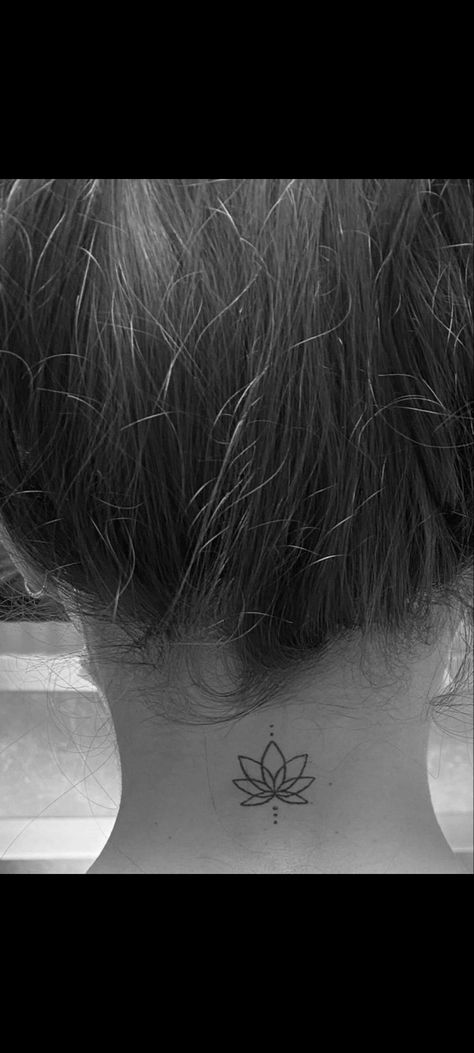 Tattoos For Guys Neck, Minimalist Lotus Tattoo, Men Neck Tattoo Ideas, Women Neck Tattoo Ideas, Male Neck Tattoo, Neck Tattoo Ideas Female, Neck Tattoos Men, Tato Grunge, Lotusblume Tattoo