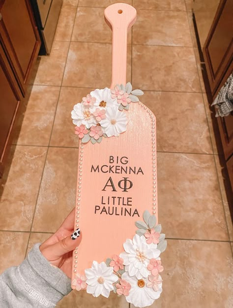 Sorority Big Plaques, Sorority Plaque Ideas, Sorority Paddle Designs, Big Lil Paddles, Paddles For Big Sorority, Big Sorority Paddles, Sorority Big Paddles Ideas, Cute Paddles Sorority, Big And Little Paddles