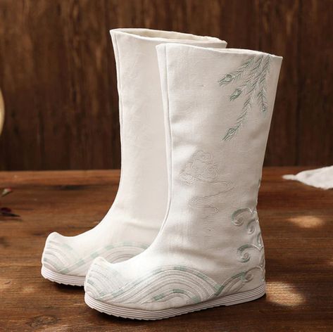 Chinese Boots Traditional, Hanfu Shoes Men, Ancient Chinese Shoes, Embroidered Boots Diy, Hanfu Shoes, White Winter Boots, Chinese Shoes, Fairy Shoes, Boots Thick