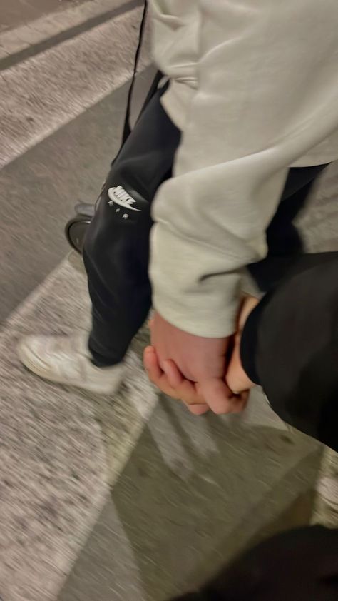 Secret Couple Pics, Ideas Fotos En Pareja, Secret Boyfriend Aesthetic, Fake Dating Aesthetic, No Face Photo Ideas Couple, Fake Couple Pics, Parejas Aesthetic, Cosplay Poses, Relationship Drawings