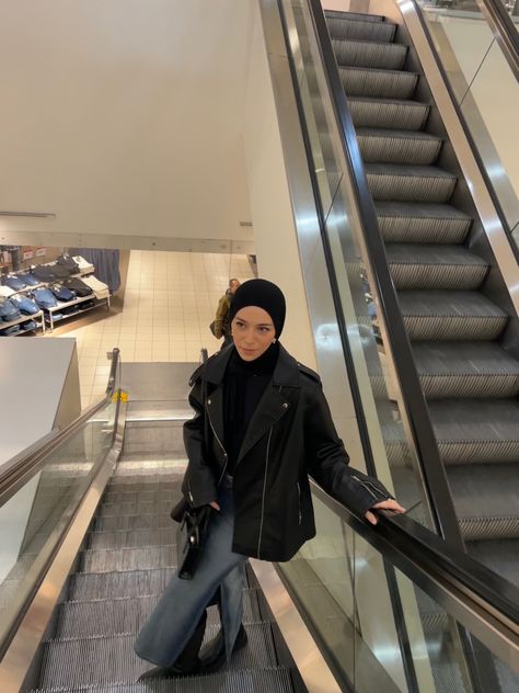 Black Leather Jacket Outfit Hijab, Ootd Leather Jacket Hijab, Hijabi Leather Jacket Outfit, Leather Jacket Hijab Outfit, Leather Jacket Outfit Hijab, Hijabi Outfits School, Cargo Jacket Outfit, Green Leather Jacket Outfit, Puff Jacket Outfit