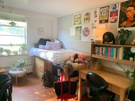 Dorm Room Desk Setup, Scad Dorm, Dorm Ideas Aesthetic, Simple Dorm Room Ideas, Dorm Layout, Pretty Dorm Room, Cozy Dorm Room, Freshman Dorm, College Dorm Room Inspiration