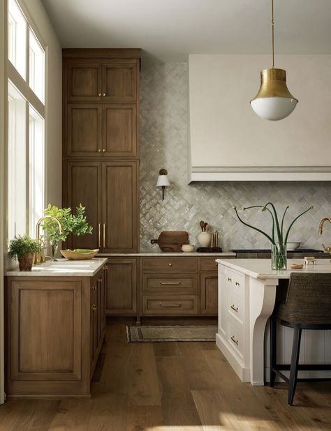 Cocoa Kitchen Cabinets, Chestnut Cabinets Kitchen, Warm Kitchen Aesthetic, Cottage Kitchen Aesthetic, Brown Wood Kitchen, Light Oak Kitchen, Warm Wood Kitchen, Chestnut Kitchen, Modern Walnut Kitchen