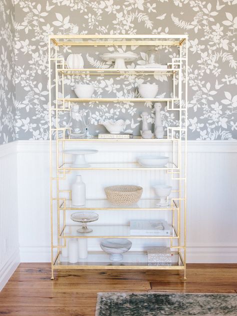 Bookcase Dining Room, Studio Mcgee Office Space, Shelf Dining Room, Wallpaper Happiness, Gold Etagere, Gold Shelf, Interior Design Secrets, De Gournay Wallpaper, Dnevni Boravak