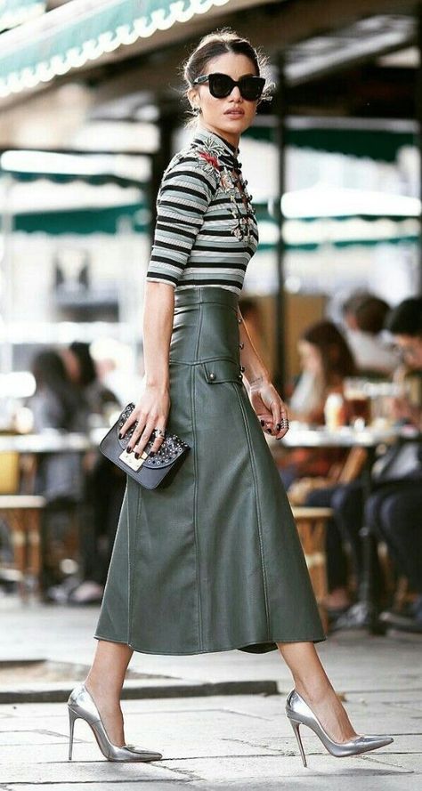 Inspired Outfits, Green Leather Skirt, Rok Outfit, Leather Skirt Outfit, Mode Chic, Chic Outfit, Looks Chic, 가을 패션, Cool Street Fashion