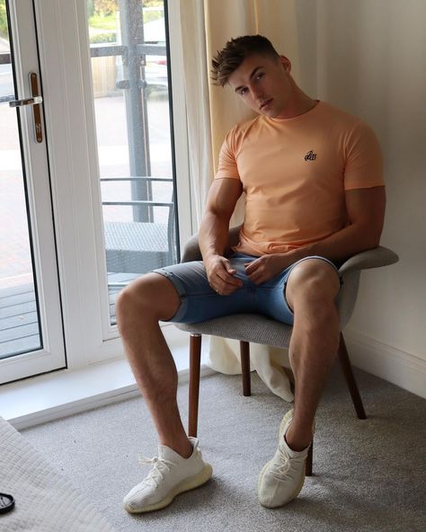 Ted Pullin sur Instagram : I actually don’t get my peaches out in Georgia... @beeinspiredclothing #ad Ted Pullin, Getting Arrested, Mens Spring, Spring Outfits Casual, Peaches, Beach Style, Male Models, Austin, Georgia