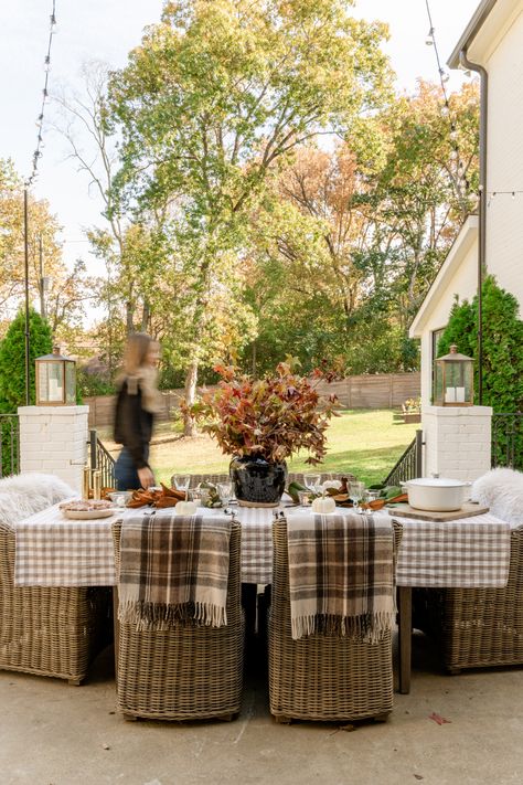 Fall Patio Table Decor, Fall Tablescapes 2023, Outdoor Fall Tablescapes, Fall Outdoor Table Decor, Nancy Meyers Fall Aesthetic, Fall 2023 Decor, Fall Outdoor Dinner Party, Fall Outdoor Party, Cider Station