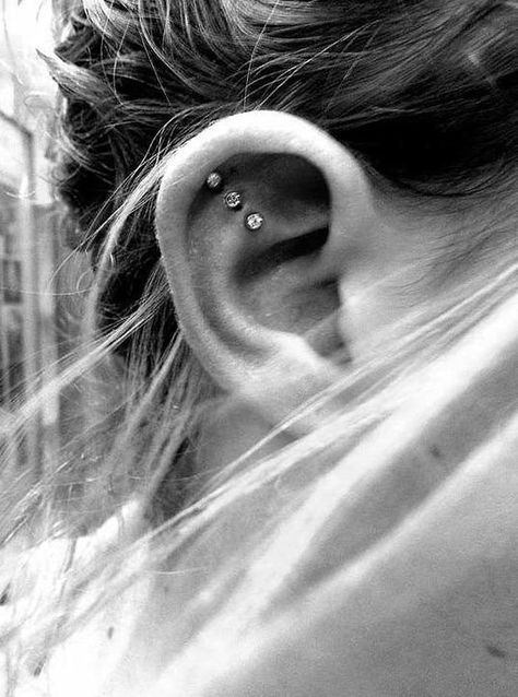 Piercings Oor, Piercings Bonitos, Orbital Piercing, Different Ear Piercings, Ear Peircings, Cool Piercings, Cute Piercings, Types Of Piercings, Body Piercings