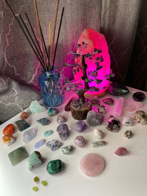 Cryatsl set up ideas Amathyst Carnelian Larimar Crystal Set Up Ideas, Crystal Set Up Bedroom, Crystal Alter, Crystal Room Decor, Set Up Ideas, Crystal Room, Crystal Vibes, Hippy Room, Crystal Aesthetic