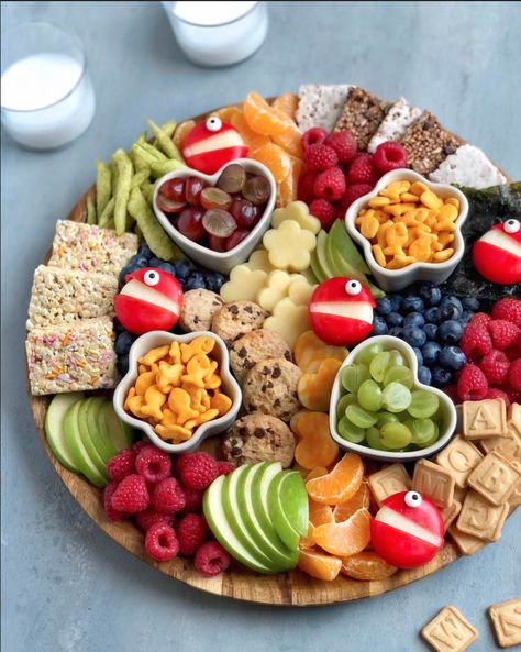 Charcuterie Board For Kids, Drake Promposal, Sommer Mad, Birthday Snacks, Proposals Ideas, Charcuterie Inspiration, Party Food Platters, Board For Kids, Boat Food