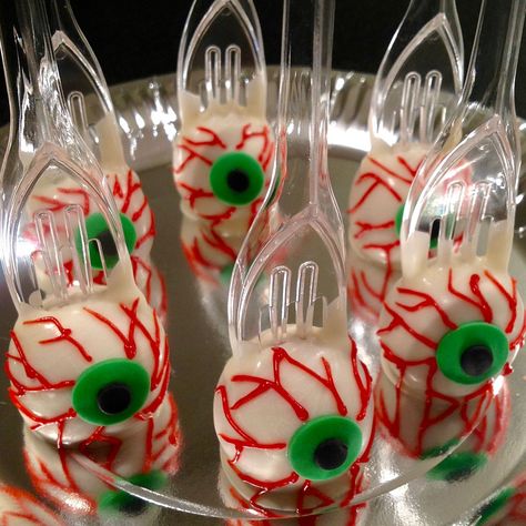 Halloween Eyeball Recipes That Aren’t Peeled Grapes Eyeball Cake Pops, Menu Halloween, Pasteles Halloween, Cake Pop Tutorial, Postres Halloween, Cute Halloween Treats, Halloween Donuts, Halloween Cake Pops, Halloween Sweets