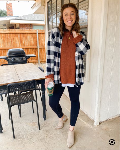 Sweater Over Flannel, Flannel Sweater Outfit, Oversized Plaid Shirt Outfit, How To Style A Flannel, Winter Cowgirl Outfit, Plaid Flannel Outfit, Styling A Flannel, Winter Cowgirl, Flannel Outfits Fall