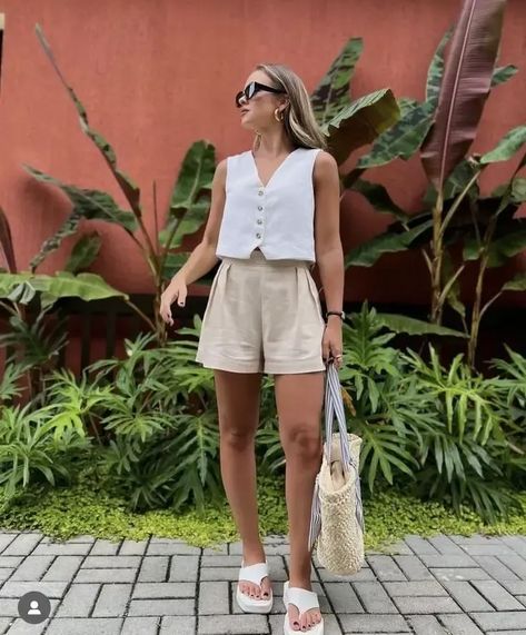 Summer Outfit Petite Woman, Hot Weather Outfits Work Summer Professional Women, Trouser Shorts Outfit Summer, Italy Shorts Outfit, Euro Summer Outfit 2023, Basic Shorts Outfit, Chic Summer Outfits Classy, Summer Hamptons Outfit, Humid Summer Outfit