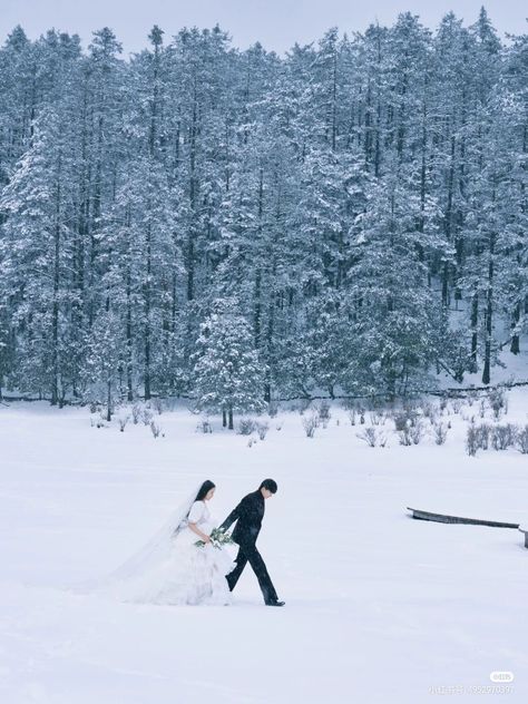 Winter Prenup Photoshoot, Snow Wedding Photos, Tokyo Winter, Japan Wedding, Japan Winter, Snow Wedding, Pre Wedding Shoot Ideas, Winter Elopement, 사진 촬영 포즈