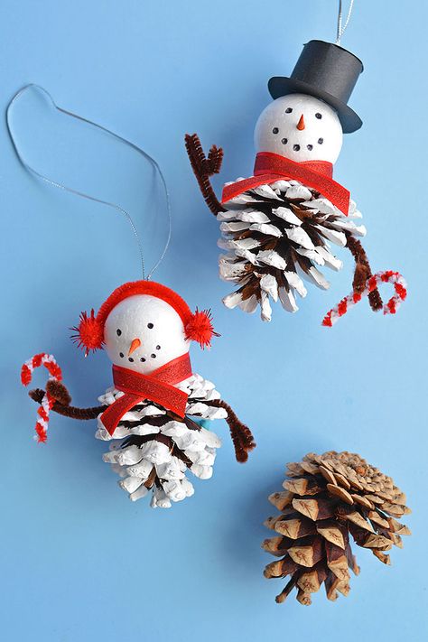 These pinecone snowman ornaments are so FUN and look super cute hanging from the tree! Such a fun Christmas craft for kids of all ages! Using dollar store supplies you can transform a regular old pinecone into a little bundled-up snowman complete with a top hat, scarf and earmuffs! It's a great homemade Christmas ornament you can pull out year after year. Or you can leave it up all winter long as a frosty decoration! Pinecone Snowman, Christmas Ornaments Homemade Kids, Homemade Christmas Ornaments Diy, Diy Snowman Ornaments, Pinecone Crafts Christmas, Christmas Tree Decorations Diy, Diy Snowman, Fun Christmas Crafts, Christmas Crafts For Gifts