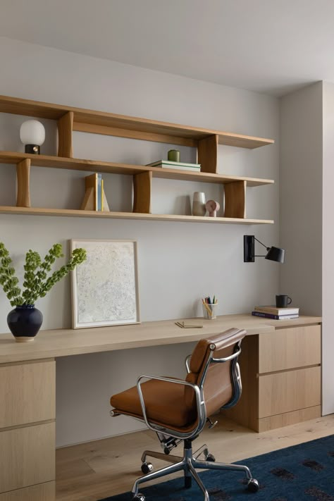 Oak panels and screens adorn Carroll Gardens Townhouse Brooklyn Townhouse, Working Room, Tiny Office, New Staircase, Japanese Interiors, Cozy Home Office, Oak Panels, Craft Area, Large Dining Room