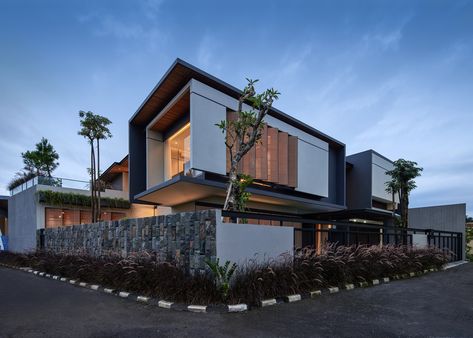 Rakta Studio, Dj House, Modern Tropical House, Studio 17, Studio Build, Modern Architecture Design, Corner House, Tropical House, Modern Tropical