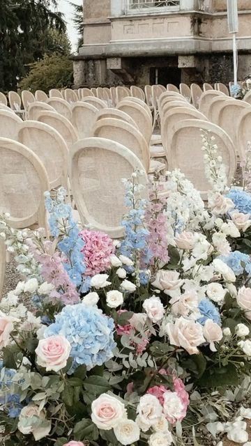 Beachy Floral Wedding, Hints Of Blue Wedding, Beachy Wedding Flowers, Wedding Isles Ideas, Pastel Floral Arrangements, Spring Wedding Ceremony, Pastel Wedding Theme, Dream Wedding Reception, Destination Wedding Italy