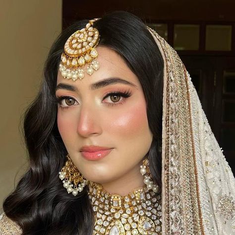 Pakistani Engagement Makeup Look, Nikkah Bride Makeup Look, Bridal Nikkah Makeup, Baat Pakki Makeup Look, Nikah Makeup Look For Bride, Bridal Mehndi Makeup Look, Makeup On White Dress Indian, Soft Bridal Makeup Pakistani, White Dress Makeup Look Pakistani