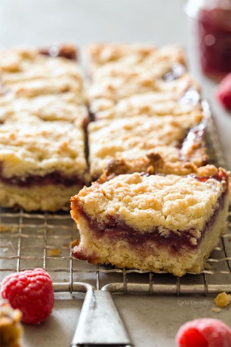 Small Batch Raspberry Crumb Bars - Homemade In The Kitchen Small Batch Bars, Small Batch Desserts, Raspberry Loaf, Raspberry Crumb Bars, Jam Bars, Batch Baking, Small Batch Cookies, Batch Recipes, Crumb Bars