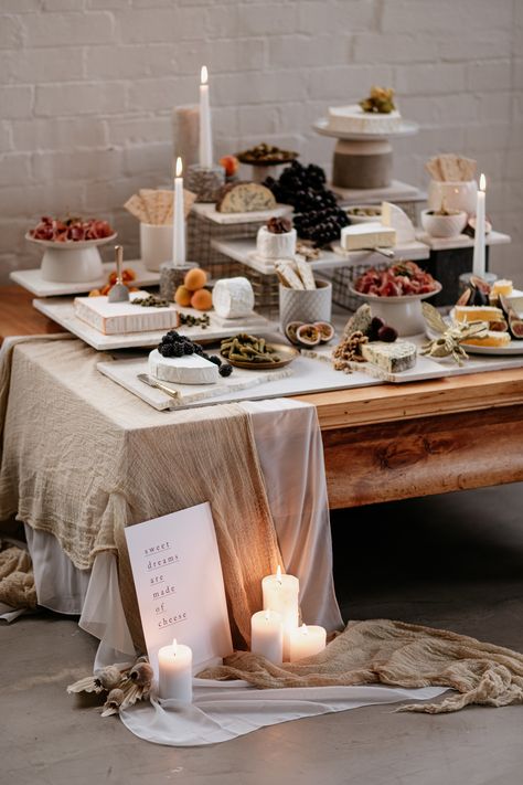 wedding grazing table with modern black and white sign Table Styling Photography, Grazing Table Signage, Wedding Cheese Board Display, Grazing Table Styling, Grazing Table Design, Minimalist Grazing Table, Modern Grazing Table, Retreat Table Decorations, Table Setting For Buffet Wedding