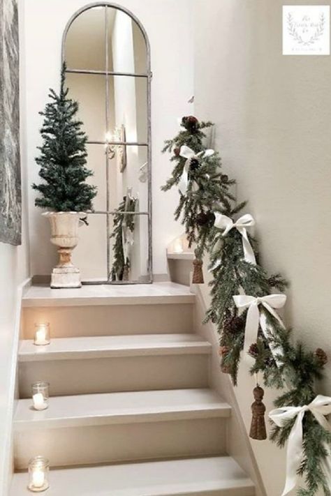 French Farmhouse Christmas, Natal Country, Christmas Stairs Decorations, Christmas Stairs, French Country Christmas, French Christmas, Christmas Decor Inspiration, Stair Decor, Christmas Interiors