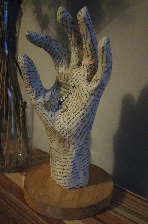 Hand Plaster Ideas, Paper Mache Hand Sculpture, Plaster Sculpture Ideas Art Projects, Cardboard And Paper Mache, Paper Mache Designs Ideas, Paper Mache Person, Cardboard Hand Sculpture, Paper Mache Craft Ideas, Paper Mashing Crafts