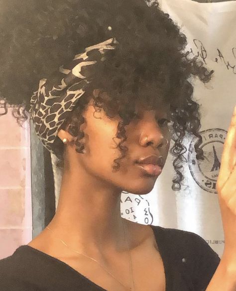 Curly Black Hair Updo, Grunge Natural Hair, Fem Black Hairstyles, Black Hairstyles 80s, Hair Shrinkage Before And After, Black Curly Short Hairstyles, Aesthetic Afro Hairstyles, Short Curly Hairstyles With Scarf, Brown People Aesthetics