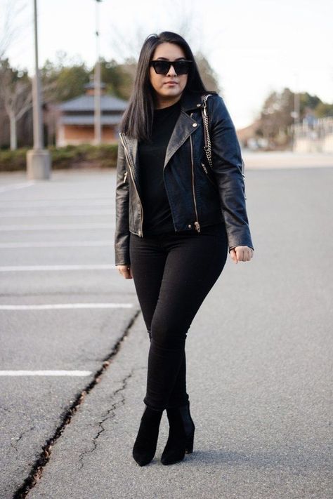 Leather Jacket Curvy Outfit, How To Style Leather Biker Jacket, Leather Jacket Curvy, Womens Leather Jacket Outfit Fashion Ideas, Plus Size Black Leather Jacket Outfits, Plus Size Black Leather Jacket, Plus Leather Jacket Outfit, Black Outfits Curvy, Plus Size Moto Jacket Outfit