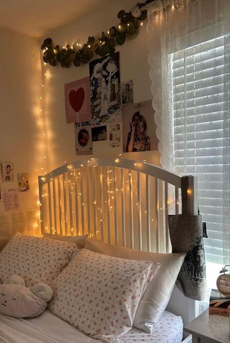 Room Fairy Lights Ideas, Cool Lights For Bedroom Fairy, Dorm With Fairy Lights, Bunk Beds Fairy Lights, Cozy Bedroom Aesthetic Fairy Lights, Down Town Aesthetic Room, Coquette Room With Led Lights, Room Deco, Aesthetic Rooms