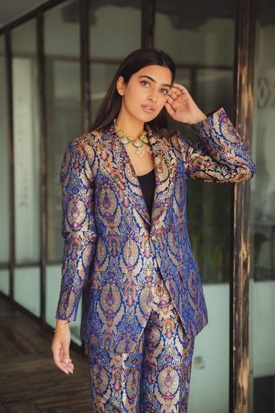 Indian Outfits Modern, Brocade Blazer, Western Dresses For Girl, Dress Patterns Diy, Lehenga Saree Design, Saree Wearing Styles, Trendy Outfits Indian, Blazer Outfits For Women, Elegant Blazers