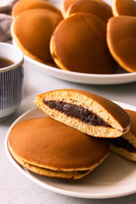 Dorayaki (どらやき) Japanese Red Bean Pancakes | Foodelicacy Doracake Japanese, Yummy Japanese Food, Traditional Japanese Desserts, Dorayaki Aesthetic, Japanese Breakfast Aesthetic, Japan Food Desserts, Japanese Cafe Food, Japanese Food Dessert, Japanese Dessert Aesthetic