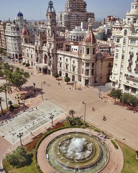 Love Valencia on Instagram: “¿Todavía no has visto como ha quedado la nueva plaza del Ayuntamiento peatonal? Aquí una toma desde el aire. 👣📸…” Valencia Spain Aesthetic, Valencia Aesthetic, Valencia Travel, Backpacking Spain, Spain Valencia, Valencia City, Spain Aesthetic, Spain Culture, 91 Days