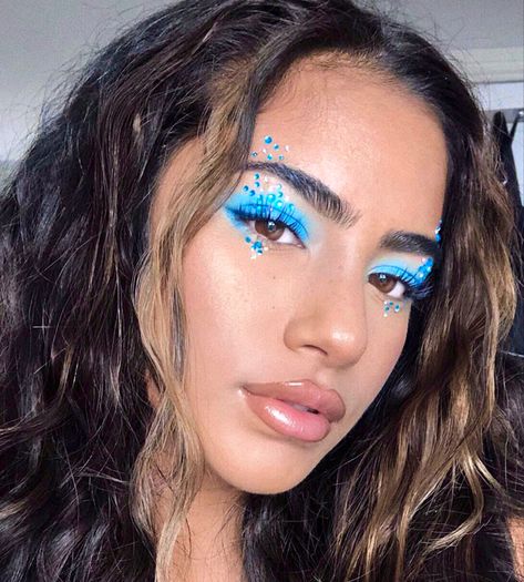 Bright Blue Eyeshadow, Glitter Carnaval, Make Com Glitter, Hair Knot Tutorial, Carnaval Make-up, Festival Eye Makeup, Makeup Festival, Make Carnaval, Blue Eyeshadow Looks