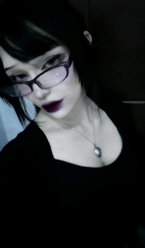 Vampire Cosplay Aesthetic, Goth Makeup Glasses, Gothic Aesthetic Makeup, Tomie Hair, Goth Douyin Makeup, Vkei Nails, Goth Makeup With Glasses, Tomie Eyes, Vampire Glasses