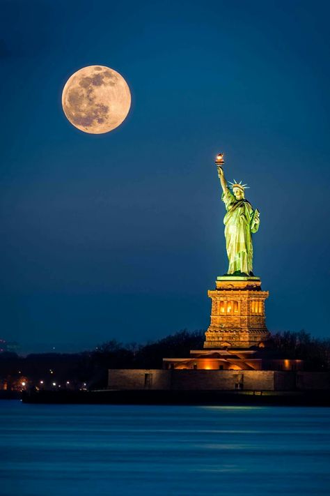 Lady Liberty at night Liberty Wallpaper, Liberty New York, New York Wallpaper, Voyage New York, The Statue Of Liberty, Ny City, Lady Liberty, Night City, New York Travel