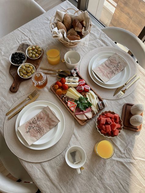 Home Brunch Aesthetic, Easter Dinner Aesthetic, Home Breakfast Aesthetic, Aesthetic Breakfast Table, Breakfast At Home Aesthetic, Breakfast Table Aesthetic, Family Breakfast Table, Hosting Breakfast, Easter Brunch Table