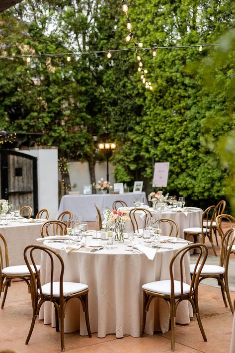 San Juan, Round Tables With Bud Vases Wedding, Outdoor Wedding Reception Centerpieces, Garden Party Round Tables, Vintage Bud Vases Wedding Centerpiece, Wedding Round Centerpieces, Round Tables With Runners Wedding, Backyard Wedding Round Tables, Round Table Minimalist Wedding