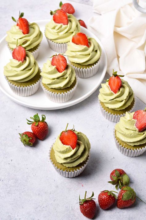 Matcha Ganache, Whipped Matcha, White Chocolate Ganache Frosting, Matcha Frosting, Matcha Cupcakes, Matcha Desserts, Baking Hobby, Matcha White Chocolate, White Chocolate Frosting