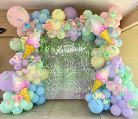 Ice Cream Balloons, Rainbow Balloon Arch, Ice Cream Party Decorations, Ice Cream Party Theme, Candy Theme Birthday Party, Candy Land Birthday Party, Fest Temaer, Birthday Party Background, Disco Theme