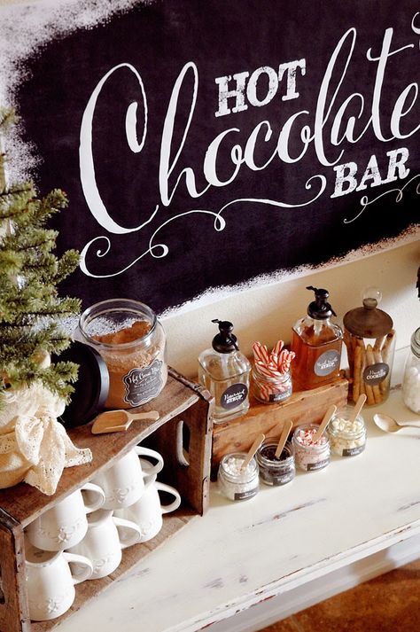 Christmas Hot Chocolate Bar, Chocolate Station, Diy Hot Chocolate, Biscotti Al Cacao, Hot Chocolate Bar, Chocolate Spoons, Winter Bridal Showers, Drink Bar, Popcorn Bar