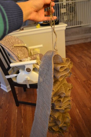 Fall Mesh Garland, Fall Garland Diy, Mantel Flowers, Diy Fall Garland, Burlap Halloween, Diy Garlands, Mesh Garland, Burlap Mesh Wreath, Burlap Garland